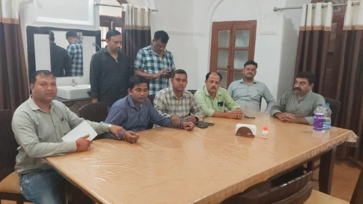 MP में 50 हजार की रिश्वत लेते रंगे हाथों पकड़ा गया अधिकारी, जेब में रखे घूस के पैसे, लोकायुक्त ने पेंट उतरवाई