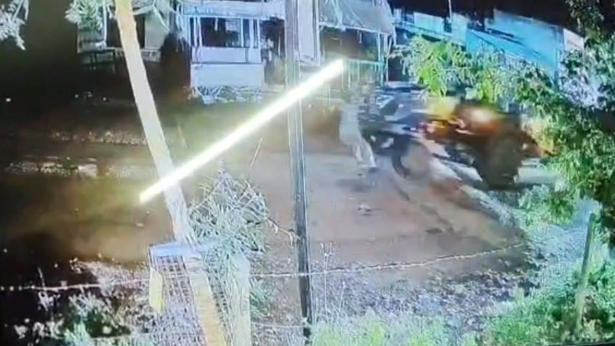 बुरहानपुर में रेत माफिया की गुंडागर्दी, ट्रैक्टर छीना, बोनट पर लटका रहा युवक फिर भी नहीं रोका