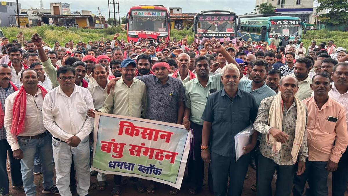 ऋण माफी समेत अन्य मांगों को लेकर किसानों का रायपुर मार्च, पुलिस ने मुरमुंदा में रोका, 17 दिनों से भूख हड़ताल जारी