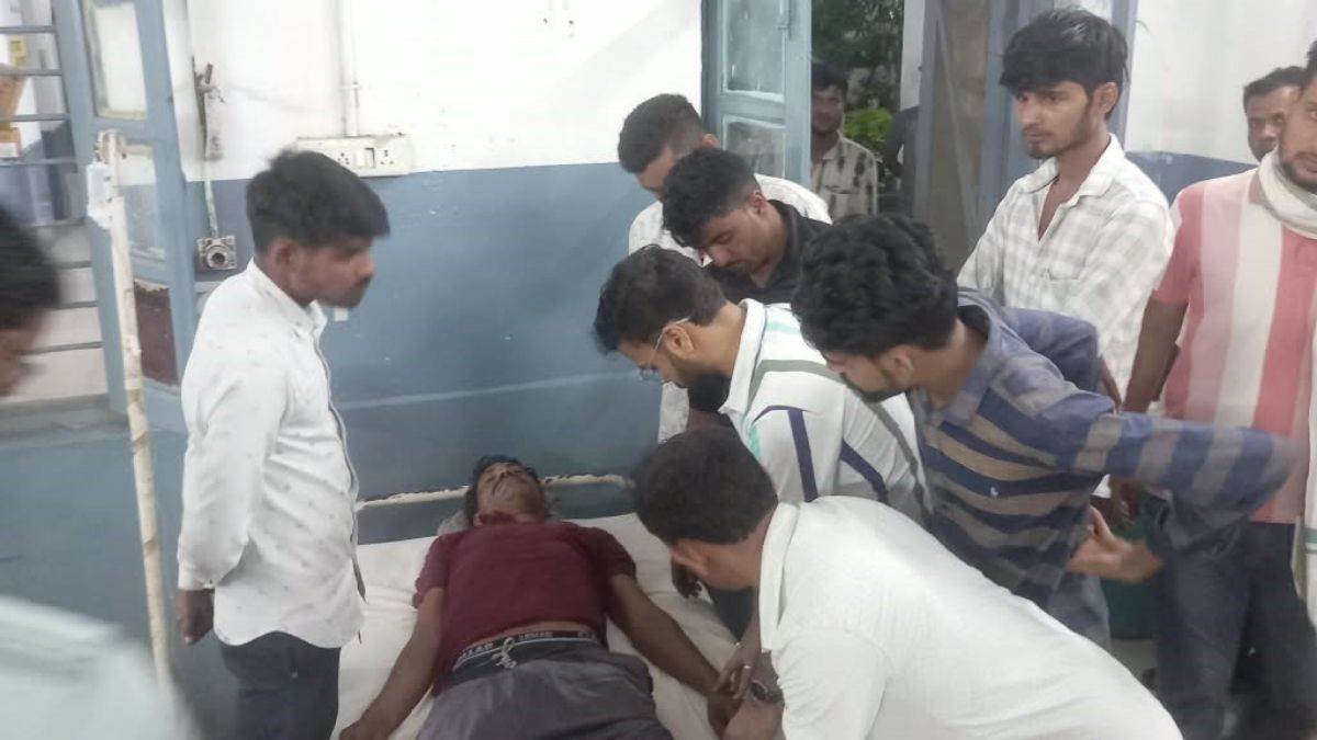 दमोह के हटा सिविल अस्पताल में झाड़फूंक, 'जिम्मेदार मौन'; सांप के काटने के बाद युवक को किया था भर्ती
