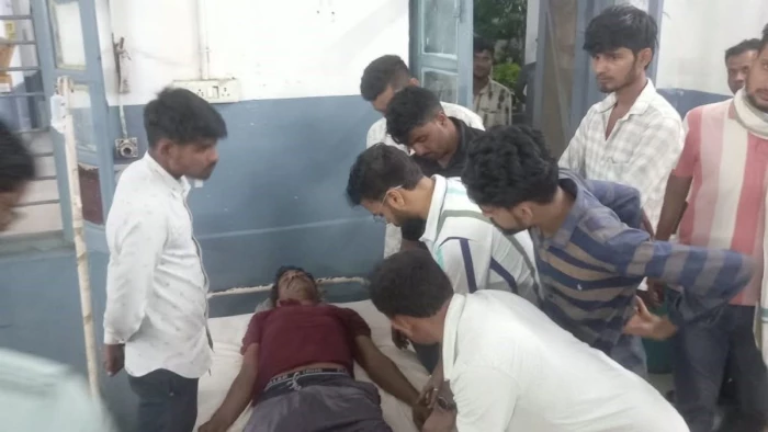 दमोह के हटा सिविल अस्पताल में झाड़फूंक, 'जिम्मेदार मौन'; सांप के काटने के बाद युवक को किया था भर्ती