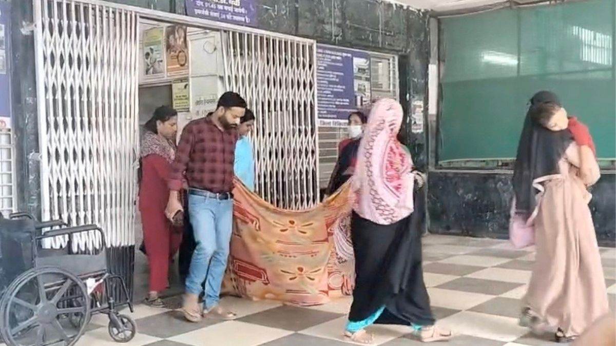 हरदा अस्पताल के गेट पर महिला ने दिया बच्चे को जन्म, सफाईकर्मी और गार्ड ने कराई डिलीवरी; जननी एक्सप्रेस न मिलने का आरोप