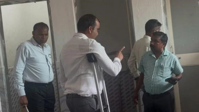 बालाघाट में नशे में मिले हाॅस्टल वॉर्डन, किचन में जाले; खराब आरओ देख भड़के एसडीएम