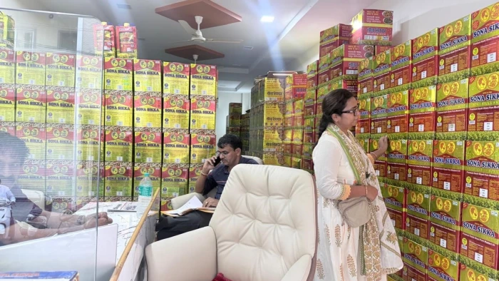 इंदौर के मल्हारगंज और सियागंज से 10,500 लीटर तेल जब्त, जांच के लिए 11 सैंपल भी लिए गए