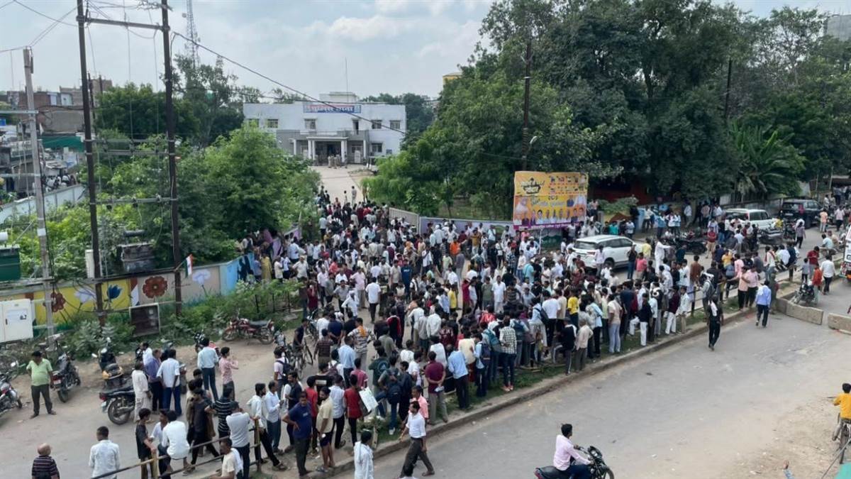 पुलिस पिटाई के आरोप में मुरैना के जौरा में फूटा जनआक्रोश, विधायक संग सड़कों पर उतरे व्यापारी; हाईवे जाम के बाद 5 पुलिसकर्मी सस्पेंड