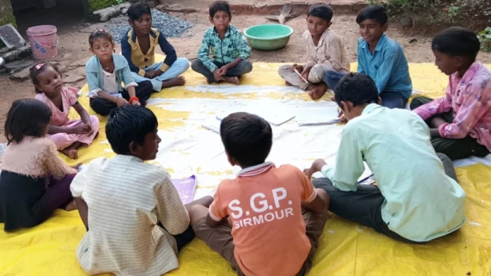 सिरमौर में शिक्षा की नई रोशनी, अंधेरे में जुगनू की तरह चमक रहा 'भरोसा', पांच गांवों के बच्चों का संवार रहा भविष्य