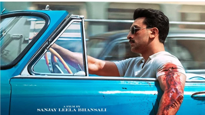 Love & War first look: लव एंड वॉर के फर्स्ट लुक में रणबीर कपूर का रेट्रो लुक, मूंछों और जख्मी बांह के साथ आए नज़र
