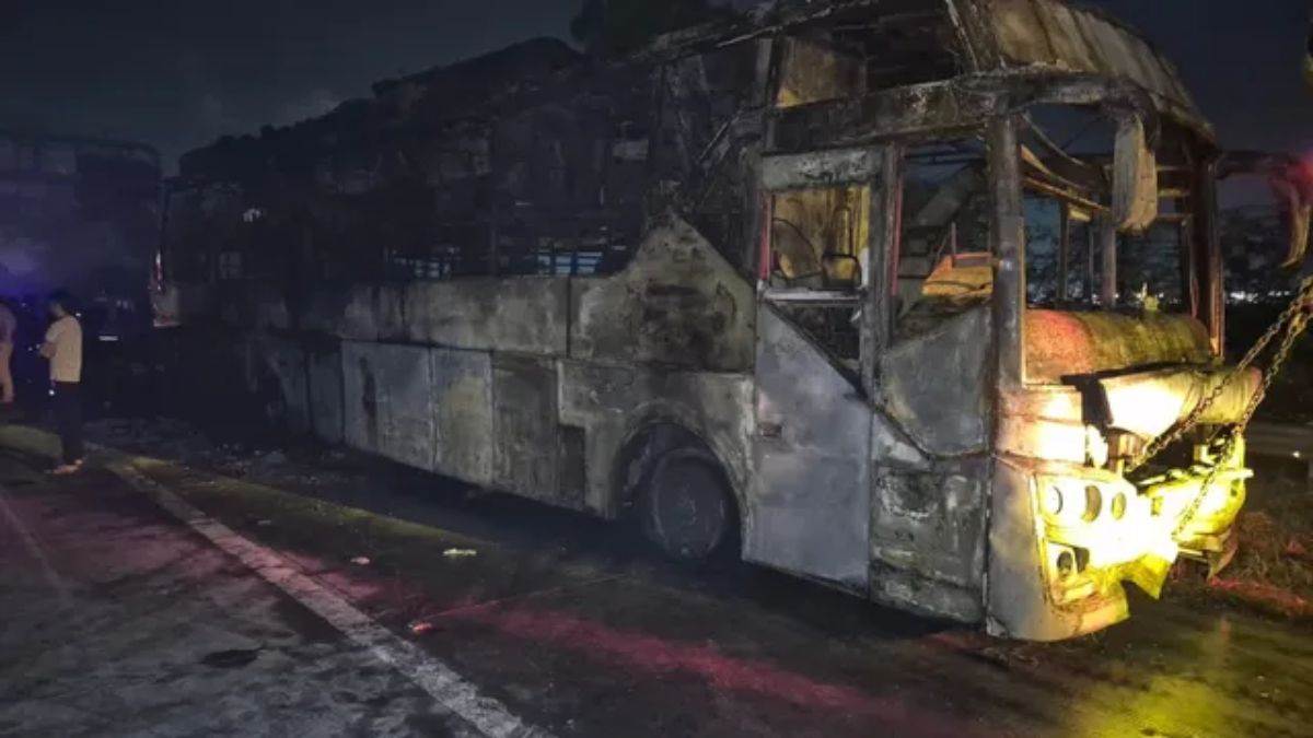 ग्रेटर नोएडा में भीषण हादसा, यमुना एक्सप्रेसवे पर स्लीपर बस में लगी आग, 9 लोगों की जिंदा जलकर मौत