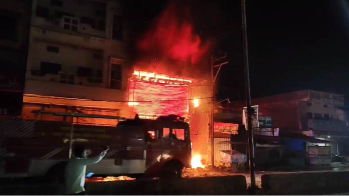 Fire in Vidisha: विदिशा में तीन मंजिला भवन में लगी भीषण आग, स्टेशनरी की दुकान में रखे थे पटाखे, धमाकों से गूंजा इलाका, देखें वीडियो