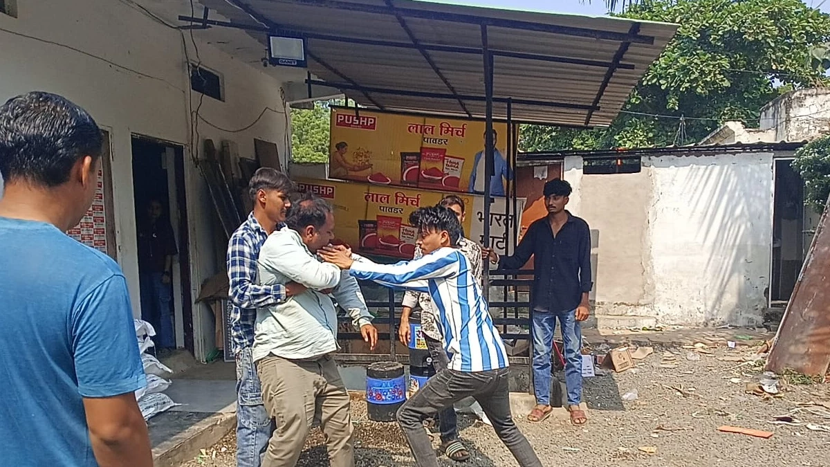 बड़वानी में भारत मार्ट के कर्मी पर युवती ने लगाया छेड़छाड़ का आरोप, लोगों ने पत्थर बरसाकर कार के शीशे चकनाचूर किए
