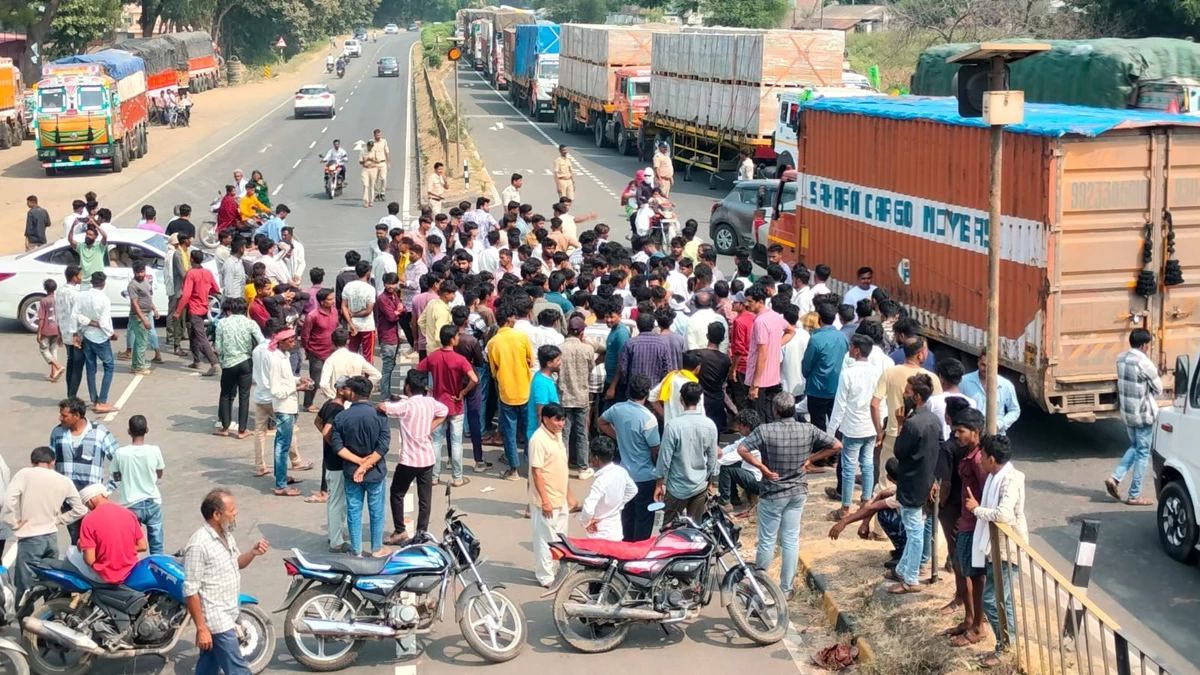 बड़वानी में दुर्घटना में युवक की मौत के बाद एबी रोड पर शव रखकर प्रदर्शन, दोनों ओर लगी गाड़ियों की लाइन