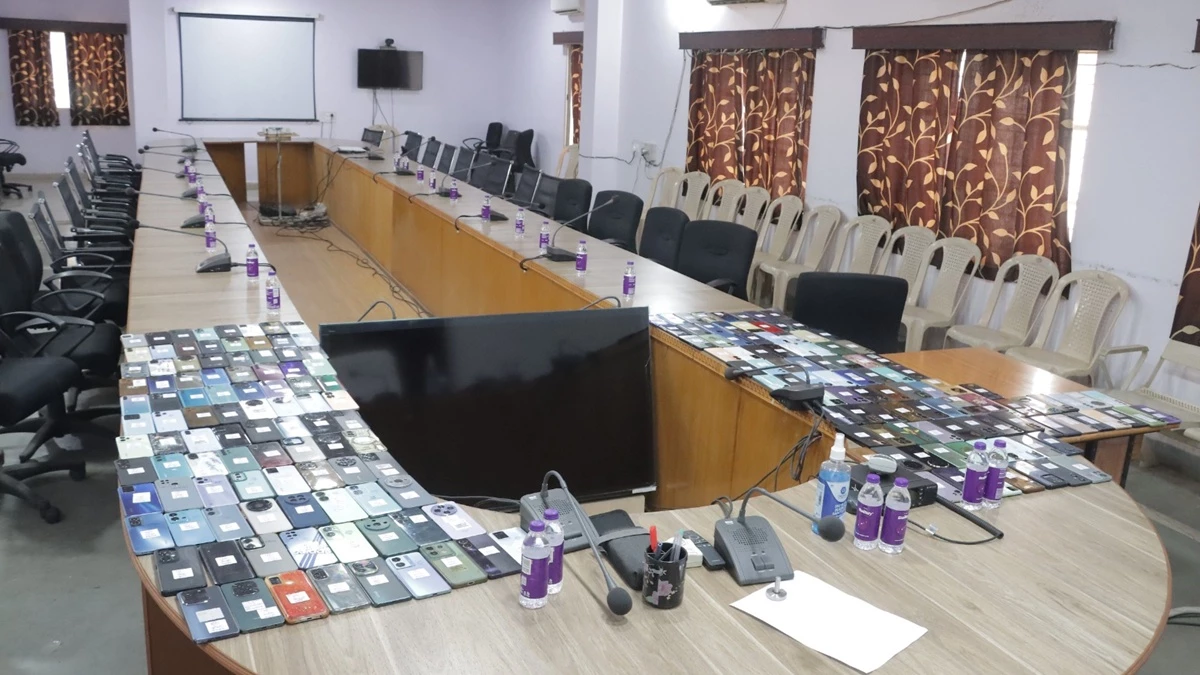 छिंदवाड़ा पुलिस का दीपावली उपहार: 42 लाख कीमत के 201 गुम मोबाइल बरामद कर मालिकों को लौटाए