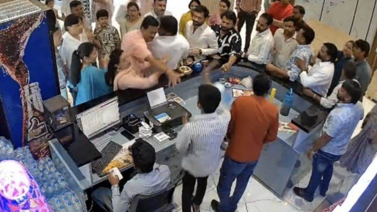 अपने परिवार को टेबल पर बैठाने के लिए कांग्रेस नेता ने होटलकर्मी से की मारपीट, CCTV वीडियो वायरल