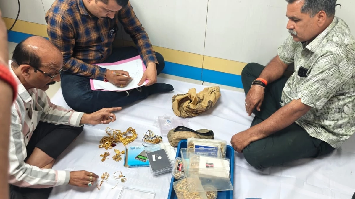 इंदौर में रिटायर्ड जिला आबकारी अधिकारी की बेटी के लॉकर से लाखों का सोना जब्त
