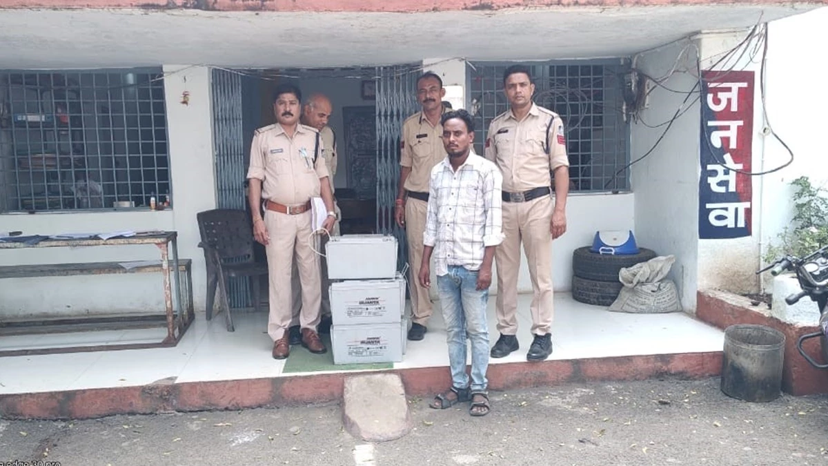 एसडीएम ऑफिस में चाय पानी देने जाता था, शराब पीने के लिए चुरा ली बैटरियां, गिरफ्तार