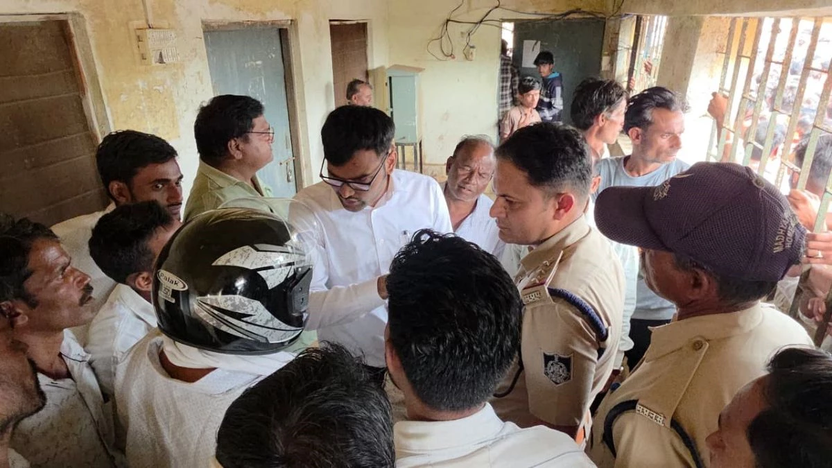 मंडी की सच्चाई देखने के लिए विधायक बने 'किसान', पहचान छिपाने के लिए पहना हेलमेट, बोले- पटवारी चेहरे देखकर बांट रहे कूपन