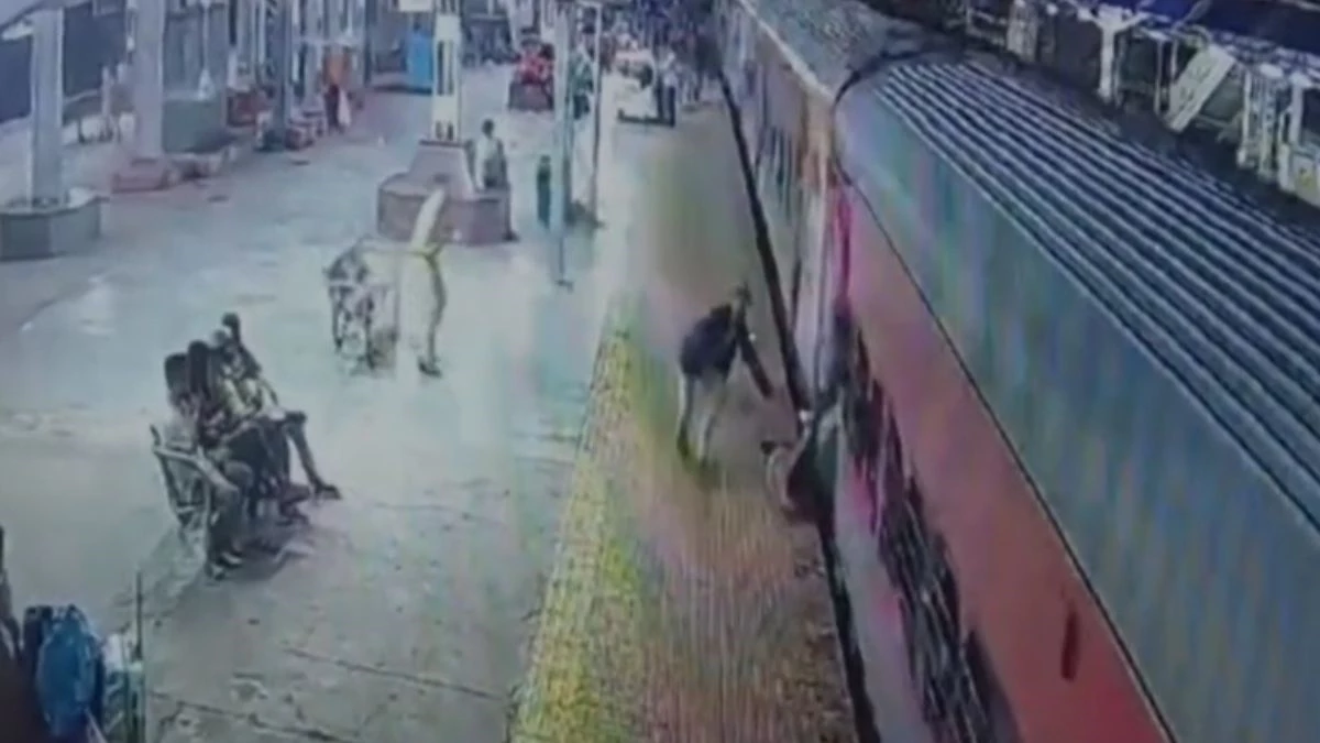 आरपीएफ जवान ने टाला बड़ा हादसा, ट्रेन में चढ़ते समय फिसले यात्री की बचाई जान, VIDEO वायरल
