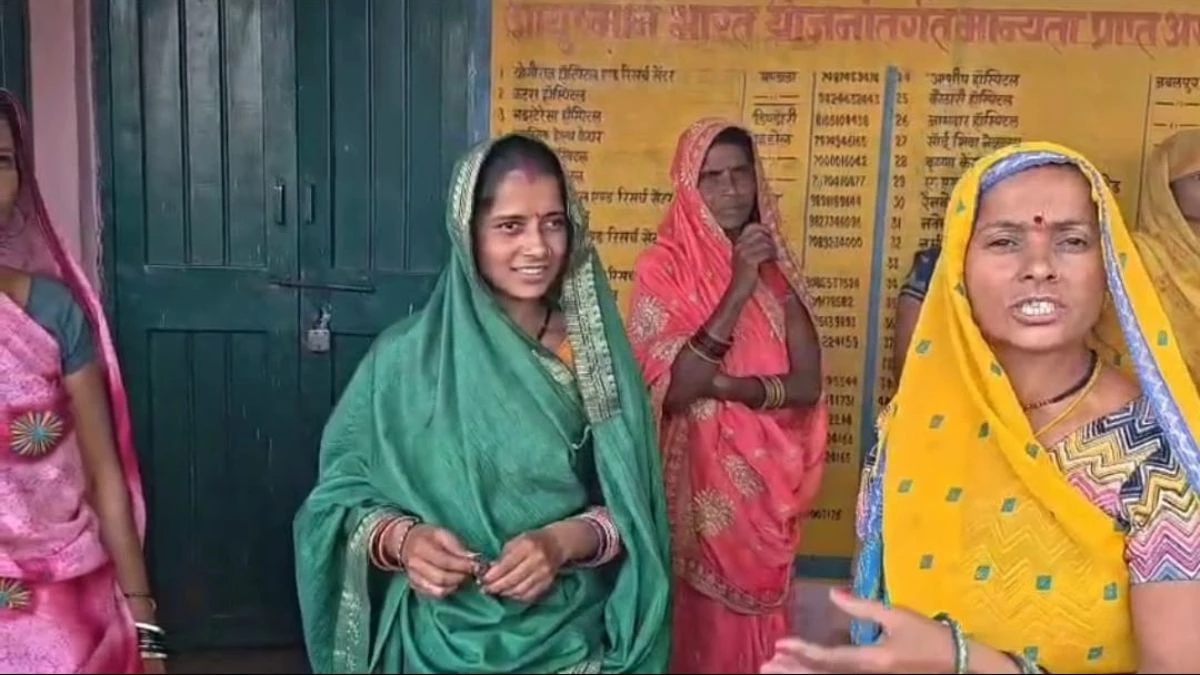 MP News: पानी की किल्लत से मचा हाहाकार, महिलाएं उतरीं सड़क पर; पंचायत भवन में जड़ दिया ताला