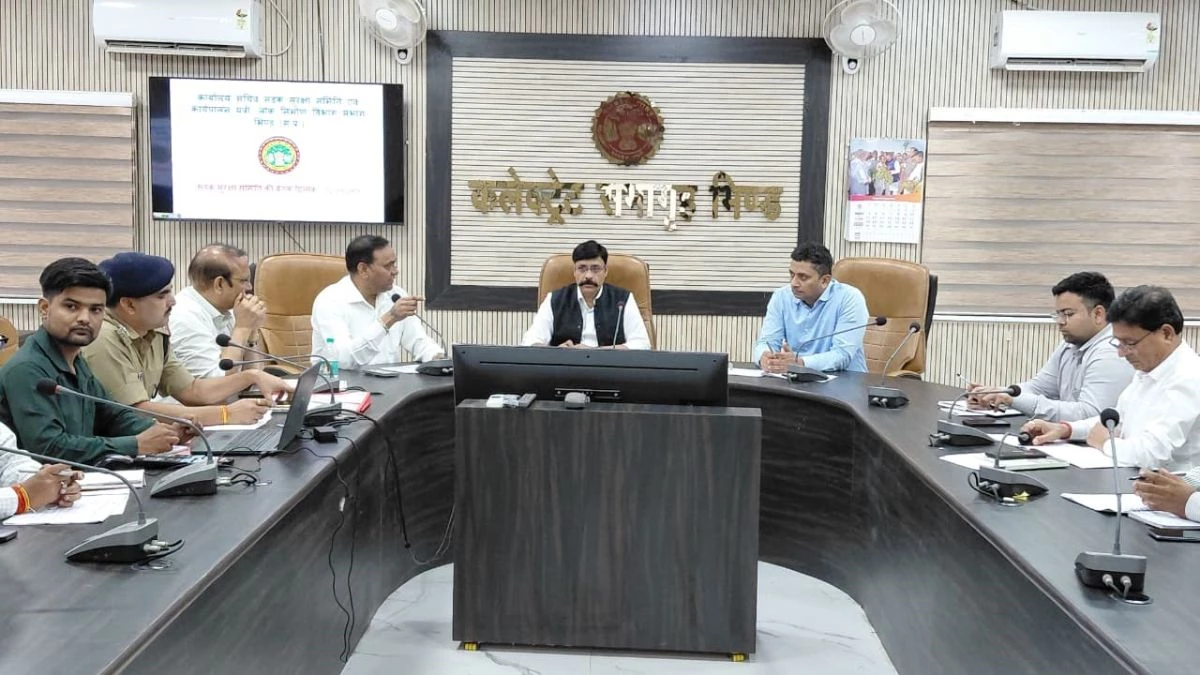 भिंड में त्योहारी सीजन से पहले प्रशासन सख्त, मेन बाजार में भारी वाहनों की एंट्री बंद, ब्लैक स्पॉट पर लगेंगे साइनेज