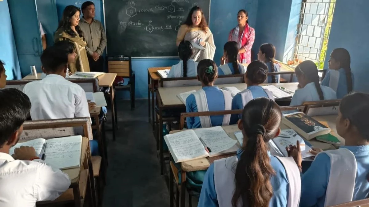 मैहर में कलेक्टर बनीं गुरुजी, विद्यार्थियों से पूछे जीव विज्ञान और रसायन के प्रश्न; पढ़ाकर परखा ज्ञान