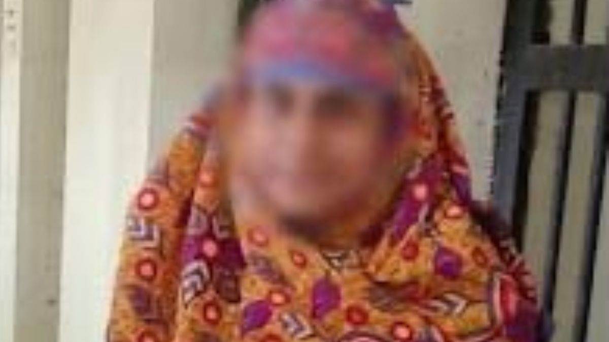 दुर्ग पुलिस की बड़ी कार्रवाई, बांग्लादेशी महिला रीना अख्तर को किया डिपोर्ट, आईबी और BSF के सहयोग से भेजा बांग्लादेश