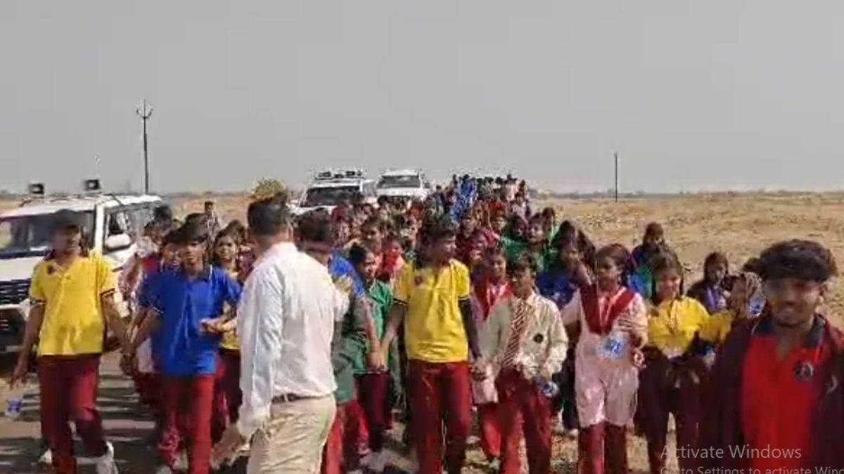 झाबुआ में कलेक्टर से शिकायत करने 10 किमी पैदल निकले विद्यार्थी, छात्रा को आए चक्कर, प्रिंसिपल बोले- बच्चों को भड़का रहे