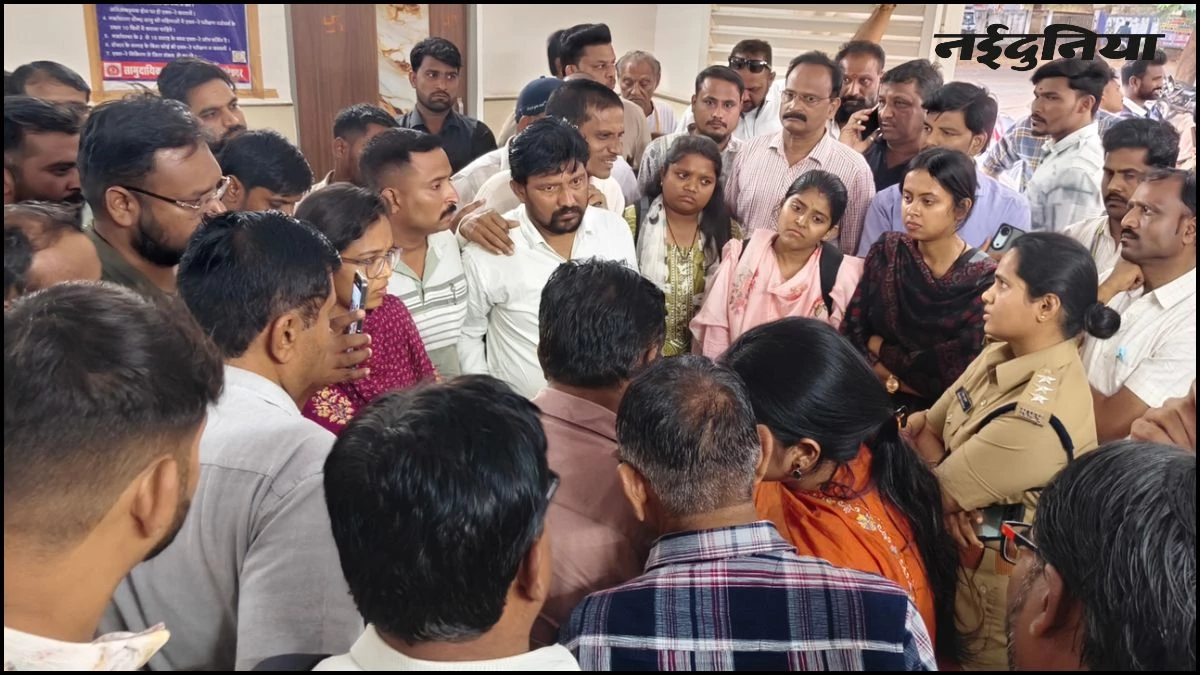 खरगोन में सीमांकन करने पहुंची राजस्व टीम पर लाठी-हथियारों से हमला, RI का पैर तोड़ा, पटवारी का सिर फोड़ा; 20 पर केस