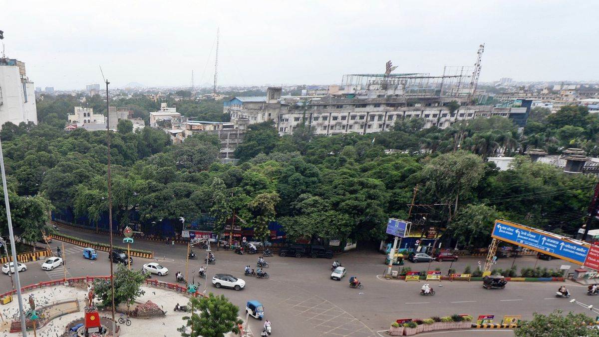 इंदौर में हजारों परिंदों का घरौंदा उजड़ना तय, रानी सराय परिसर से कटेंगे 182 हरेभरे पेड़, हाई कोर्ट ने सशर्त दी अनुमति