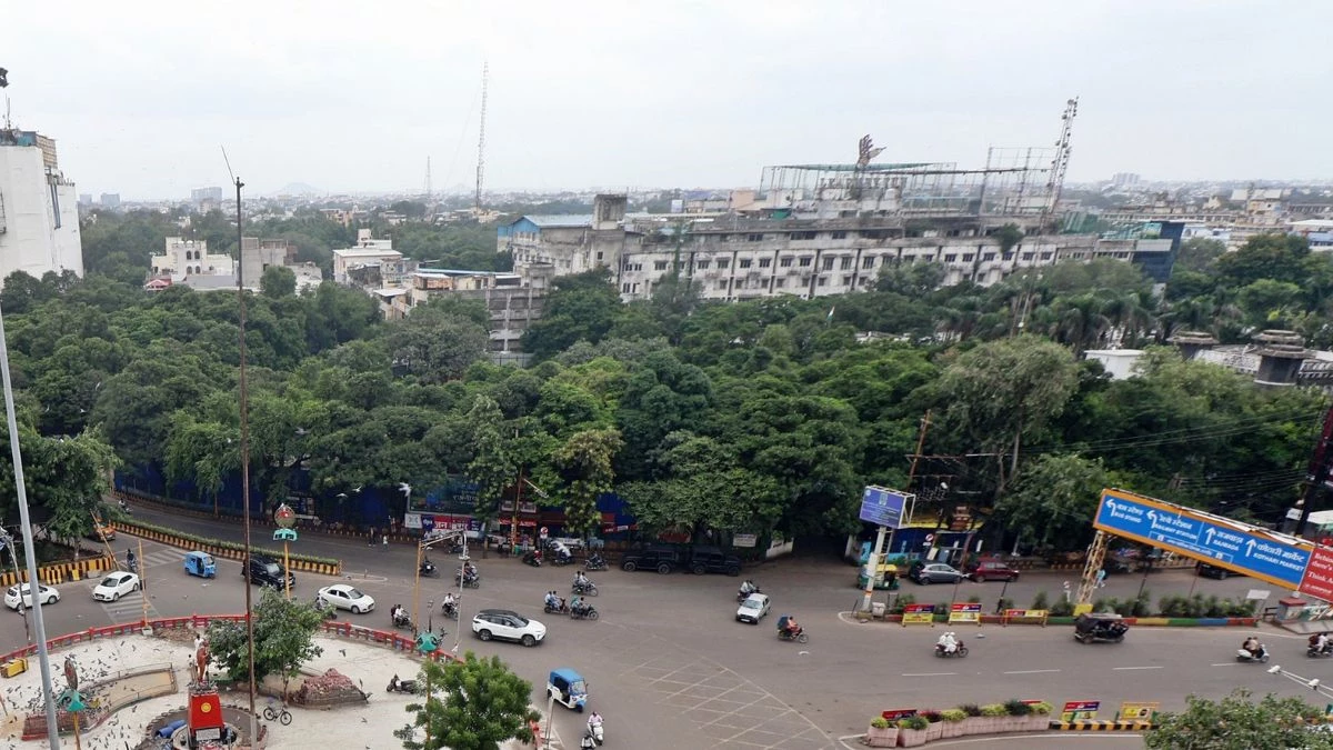 इंदौर में हजारों परिंदों का घरौंदा उजड़ना तय, रानी सराय परिसर से कटेंगे 182 हरेभरे पेड़, हाई कोर्ट ने सशर्त दी अनुमति