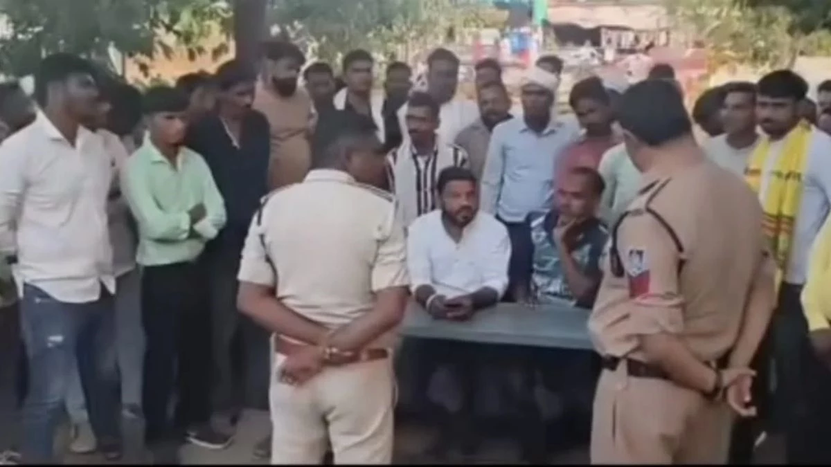 रतलाम में जिला पंचायत उपाध्यक्ष ने पुलिसकर्मियों को धमकाया, कहा- TI को बताओ केशु आया है, नहीं तो सिखा दूंगा