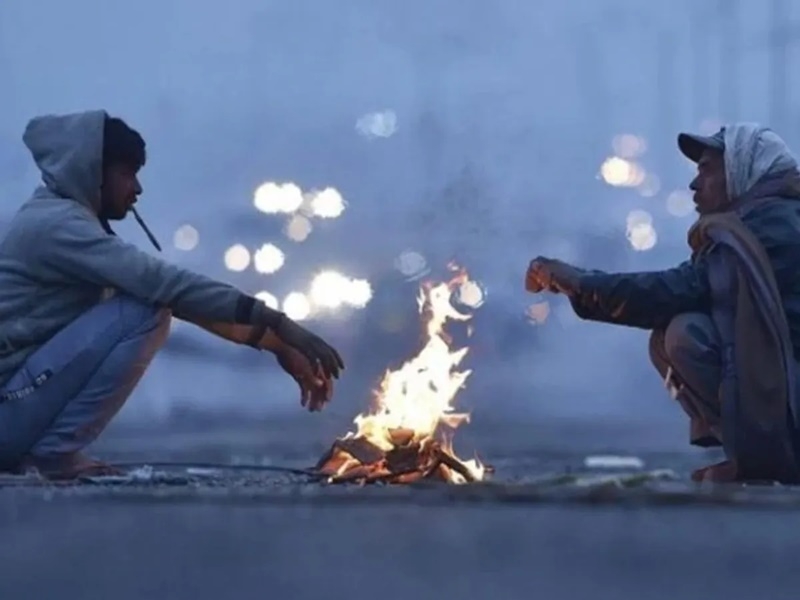 गलन भरी ठंड से ठिठुरने लगे लोग, रात में अलाव का ले रहे सहारा - People  started chilling due to melting cold, resorting to bonfire at night