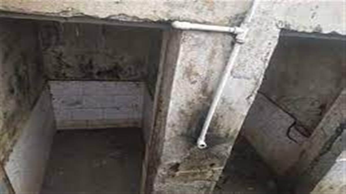 Government school Jabalpur : बदबू फैला रहा विद्यालय का शौचालय, टंकी की नहीं हुई सफाई