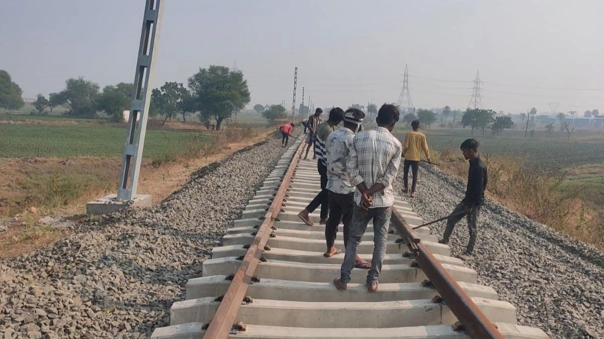 Indore Dahod Rail Line: इंदौर-दाहोद रेल लाइन प्रोजेक्ट में गुणावद तक अर्थवर्क पूरा, आधे हिस्से में बिछाया गया ट्रैक