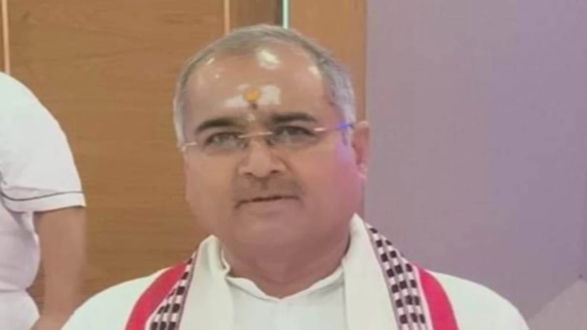 'धन्य हैं आप, हम बेवकूफ...', MP में जल अर्पण कार्यक्रम में देरी पर भड़के BJP सांसद, अफसरों के छुए पैर