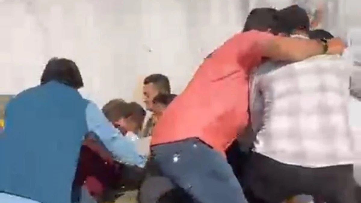 भीड़ का बोझ नहीं सह पाया मंच, स्वागत के दौरान अचानक टूटा स्टेज, बाल-बाल बचे कांग्रेसी दिग्गज