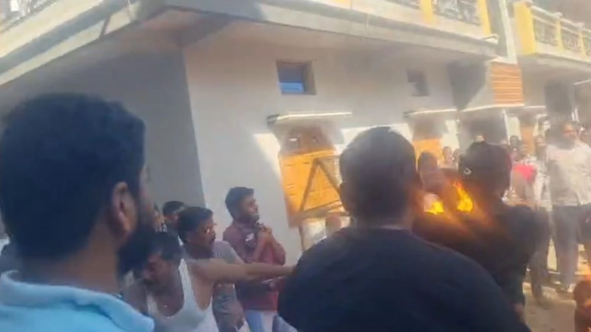 Dewas News: मकान का निर्माण रोकने पहुंची तहसीलदार की टीम, पति-पत्नी ने खुद को लगाई आग