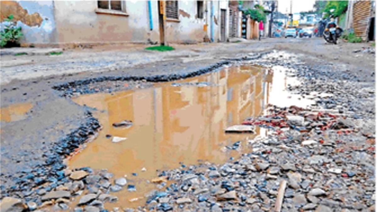 Gwalior Bad Road News: अब भी सड़कों को नहीं मिल पाई गड्ढों से मुक्ति