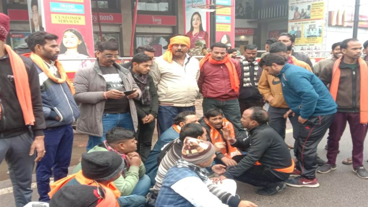Pathan protest in Gwalior: पठान फिल्म का बजरंगदल कार्यकर्ताओं ने किया विरोध, सिनेमाघरों पर पुलिस तैनात