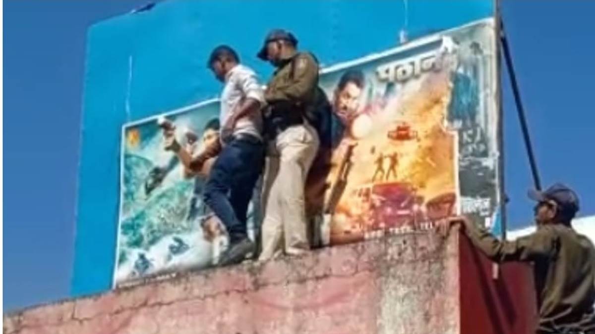 Pathan Protest in MP: छिंदवाड़ा में हिंदूवादी संगठनों ने पठान फिल्म के पोस्टर फाड़े