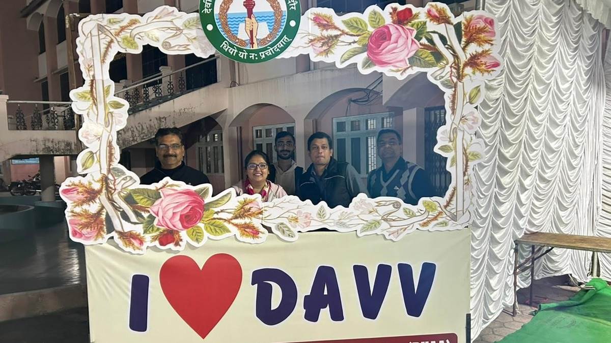 DAVV Indore: डीएवीवी का पहला पूर्व विद्यार्थी सम्मेलन 26 जनवरी से, 1994 से 2020 बैच वाले विद्यार्थी करेंगे शिरकत