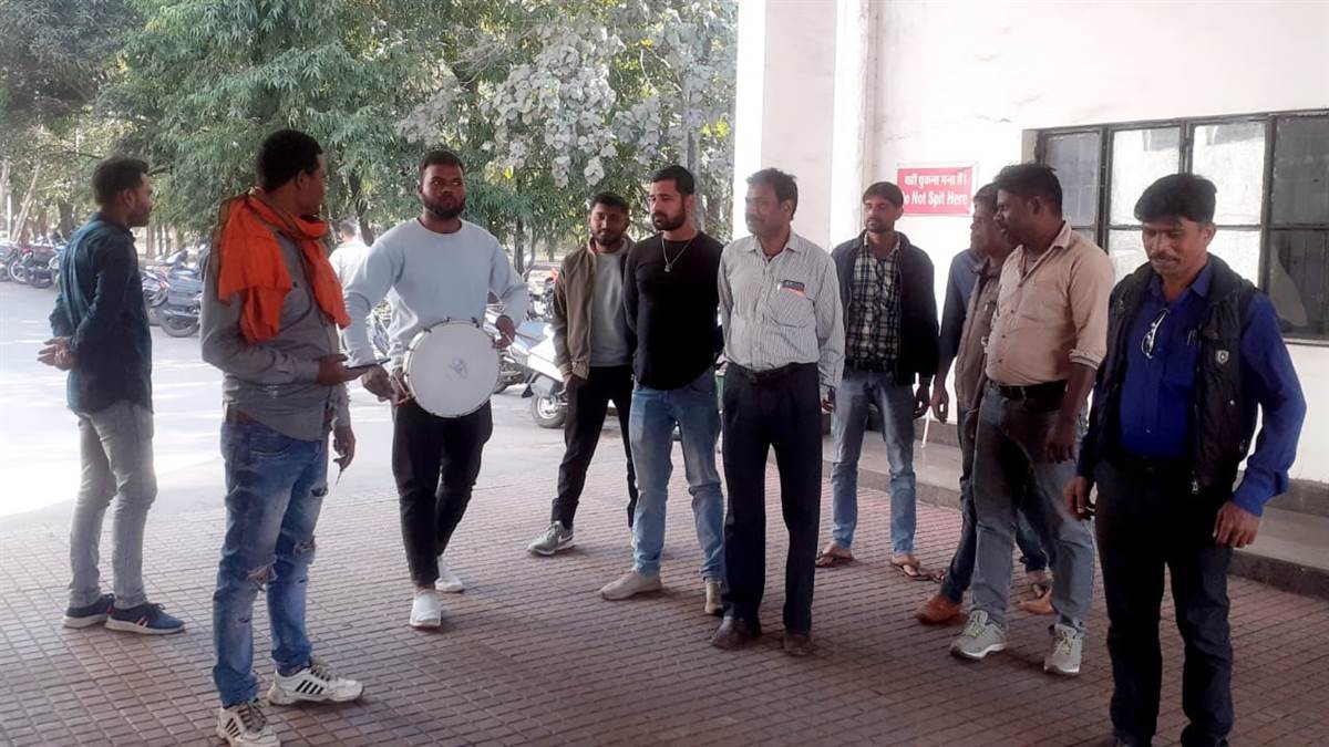 Korba Secl Information: महाप्रबंधक कार्यालय में बाजे के साथ मांगा छेरछेरा में मांगा रोजगार