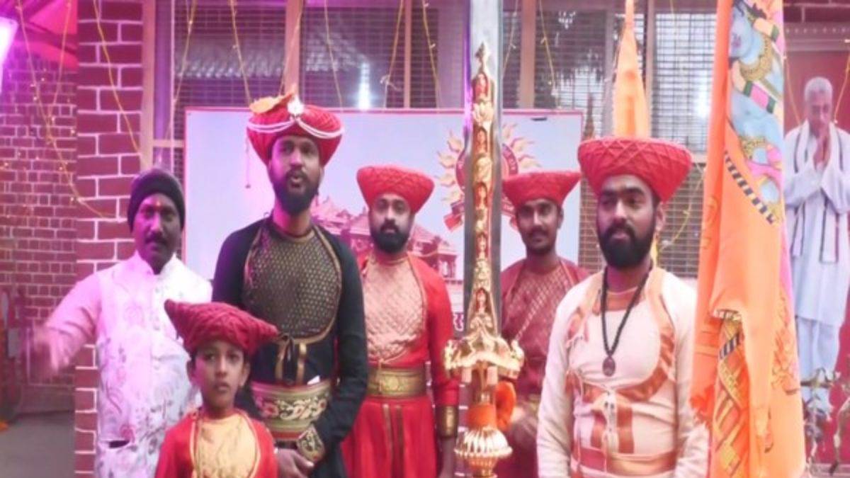 Ram Mandir: महाराष्ट्र के भक्तों ने रामलला को भेंट की 80 किलो की तलवार, लंबाई जानकर हो जाएंगे हैरान