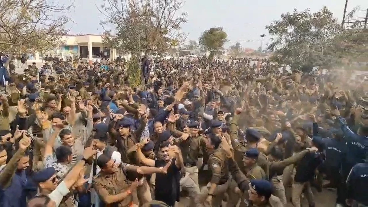 8 हजार पुलिसकर्मियों की दिन-रात ड्यूटी के बाद भोजशाला में हुआ शांतिपूर्ण आयोजन, इस खुशी पर ऐसा डांस तो बनता ही है