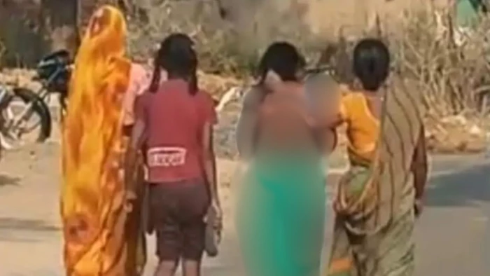 पति से अवैध संबंधों का आरोप लगाकर पत्नी ने विधवा महिला को अर्धनग्न कर गांव में घुमाया, मुंह पर पोता गोबर