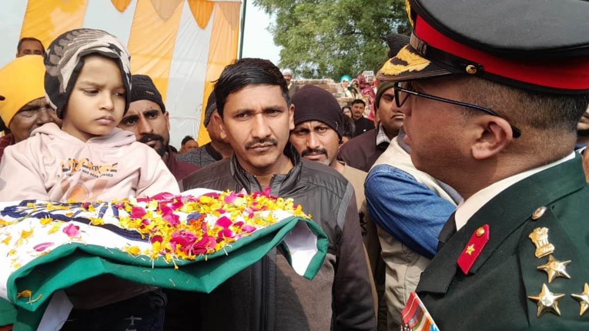 "रोना बंद करो, गर्व करो" : भिंड के बलिदानी शैलेंद्र सिंह को अंतिम विदाई, पत्नी के साहस ने सबकी आंखें भिगोईं