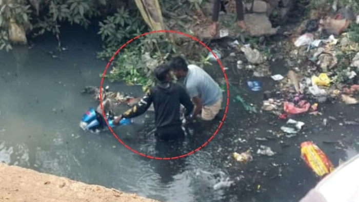 हादसों और मौत को दावत देता एक्सप्रेस-वे... बेरीकेडिंग नहीं होने से नाले में गिरी बाइक, युवक घायल