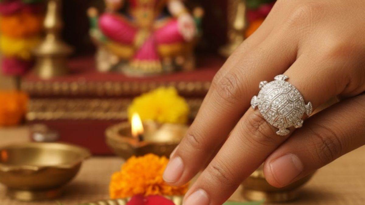 Tortoise Ring: कछुए वाली अंगूठी फैशन नहीं, किस्मत बदलने का है जरिया… इन राशि वालों को नहीं पहनना चाहिए