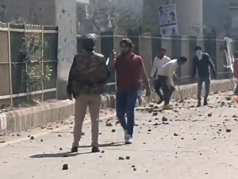 Delhi Riot: सीने पर तनी थी बंदूक, फिर भी दंगाईयों के सामने खड़ा रहा जांबाज पुलिसवाला, हो रही तारीफ