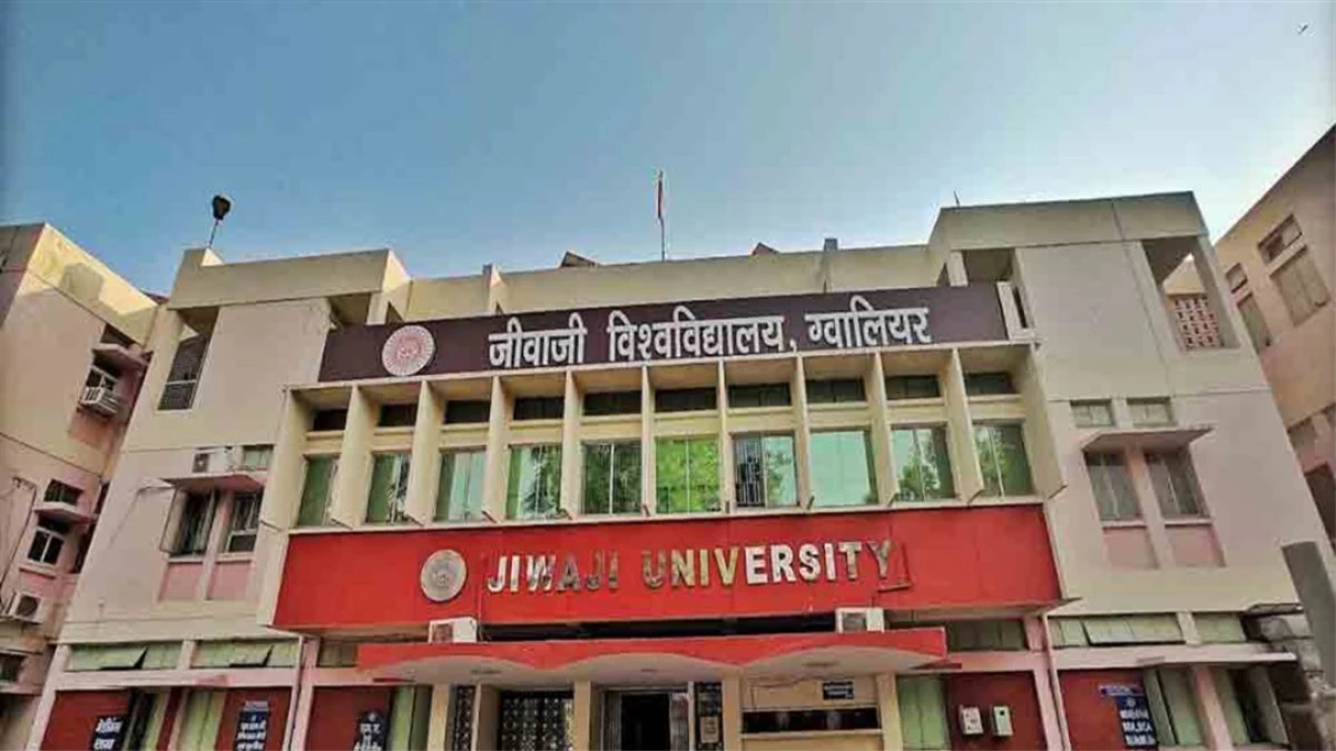 जीवाजी विवि में कुत्तों को खाना खिलाने पर विवाद, मेनका गांधी ने जताई आपत्ति, प्रतिबंध को बताया गैर-कानूनी