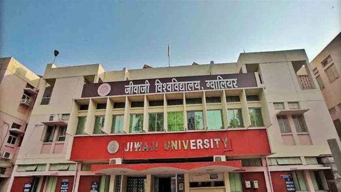 जीवाजी विवि में कुत्तों को खाना खिलाने पर विवाद, मेनका गांधी ने जताई आपत्ति, प्रतिबंध को बताया गैर-कानूनी